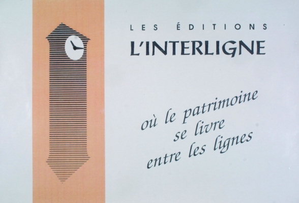 Affiche en couleur, en français. À gauche, l’image stylisée d’une horloge comtoise, dessinée en noir sur fond brun et, à droite, le nom et le slogan de la maison d’édition, imprimés en noir sur fond gris.