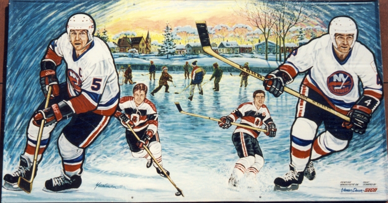 Photographie en couleur d’une murale. À l’avant-plan, deux joueurs de hockey arborant les insignes des Islanders de New York et, derrière eux, deux joueurs des 67 d’Ottawa. À l’arrière-plan, des enfants jouent au hockey sur une patinoire près d’un village en hiver.