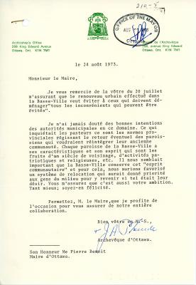 Lettre dactylographiée sur papier à en-tête bilingue du bureau de l’archevêque, signée par J.A. Plourde (archevêque). Tampon de réception du bureau du maire, en date du 27 août 1973.