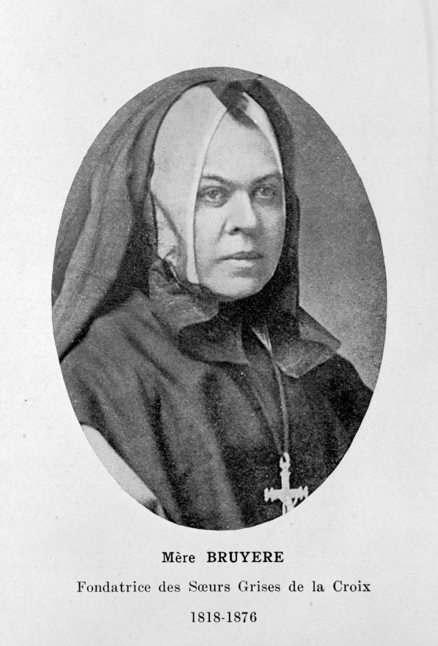 Page from a book, with a black and white photograph of a middle-aged nun. A text typed in French accompanies the photo. The nun is wearing a black coat and veil, as well as a large cross.