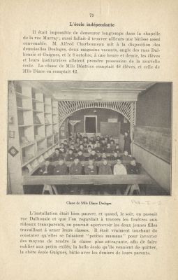 Photographie en noir et blanc d’une institutrice et d’une quarantaine de jeunes garçons assis en six rangées dans une salle de classe étroite et rudimentaire. La photographie provient d’un ouvrage et se trouve au centre d’une page de texte imprimé en français.