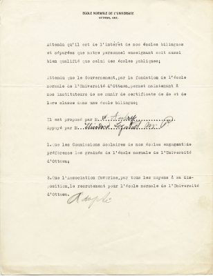 Résolution dactylographiée, en français, sur papier à en-tête de l’École normale de l’Université d’Ottawa. Les signatures du proposant et de l’appuyant de la résolution ont été ajoutées à des endroits réservés à cette fin. Le mot « adopté » a été écrit à la main à la fin du document.